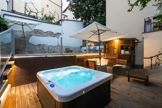 difference between spa bath and jacuzzi